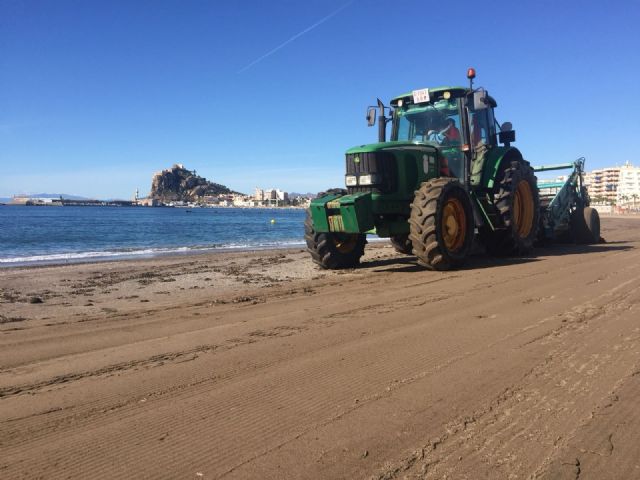 El Ayuntamiento prosigue con los trabajos de 'puesta a punto' de playas para recibir a los bañistas en Semana Santa