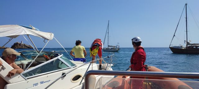 Cruz Roja de Águilas asiste a dos embarcaciones con avería en motor
