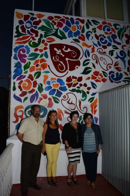 La artista Gelu Pérez dedica un mural a las bordadoras aguileñas