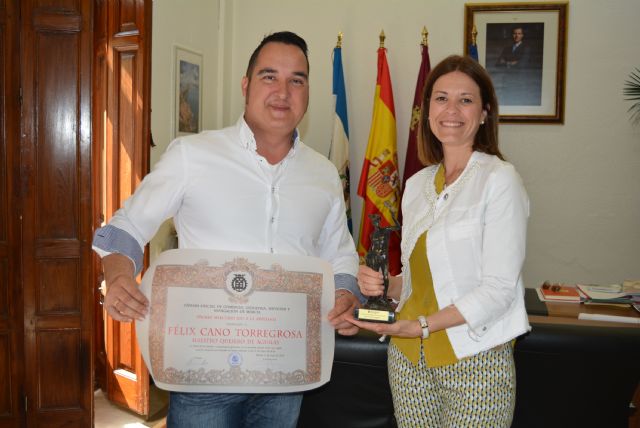 La alcaldesa recibe al maestro quesero Félix Cano, recientemente reconocido con el Premio Mercurio