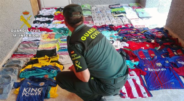 La Guardia Civil retira del mercado más de 300 prendas textiles falsificadas