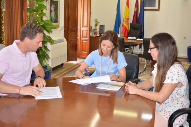 El Ayuntamiento suscribe un convenio de colaboración con Looije para la implantación de invernaderos escolares en los centros educativos aguileños