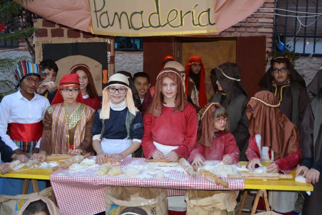 Los alumnos del colegio María Inmaculada recrean un espectacular Belén viviente