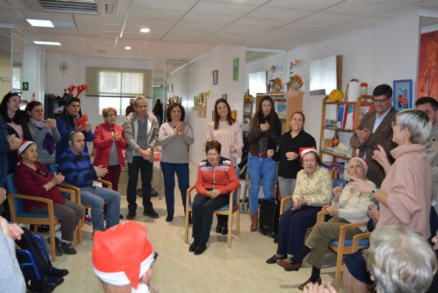 La asociación Alzheimer Águilas celebra su tradicional fiesta de Navidad