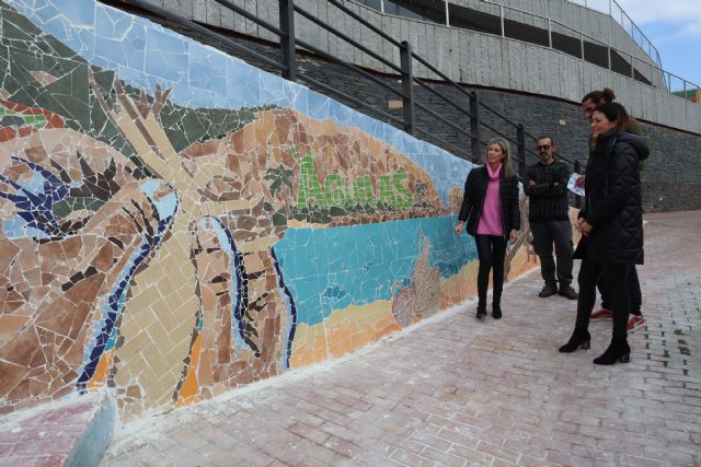 Águilas cuenta con un nuevo grafiti sobre azulejo en mosaico en homenaje a la tradición del esparto