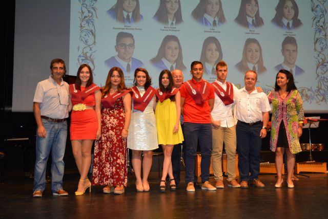 Los alumnos del Alfonso Escámez reciben sus becas en un emotivo acto de graduación