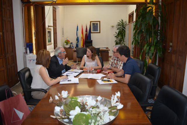 La alcaldesa recibe a representantes de AMUSAL, Asociación de Empresas de Economía Social de la Región de Murcia