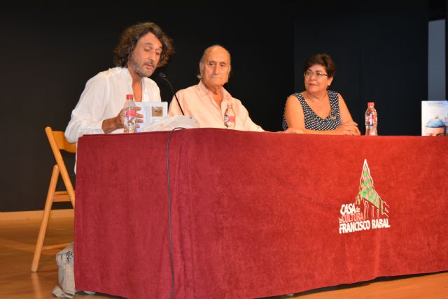 Pedro Javier Martínez presenta en Águilas 'Lo que importa es vivir y otras historias'