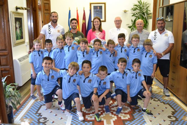 Los prebenjamines de la Escuela de Fútbol son recibidos por la alcaldesa y el edil de Deportes