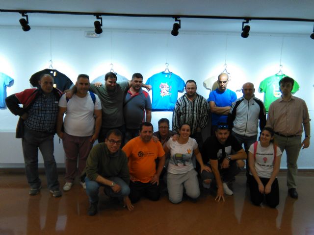 AFEMAC visita la exposición 'Camisetas solidarias'