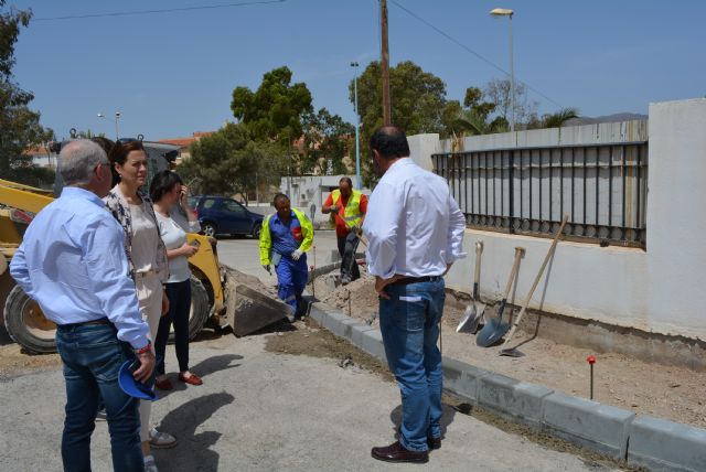 La alcaldesa y el edil de Urbanismo visitan las obras de accesibilidad que se están realizando en Calabardina