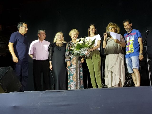 Beatriz García recibe el reconocimiento de Vecina del Año otorgado por las Juntas Municipales de Las Yucas y Las Lomas