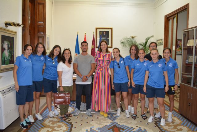 La alcaldesa y el edil de Deportes reciben a las jugadoras de la UD Águilas Femenino tras una brillante temporada