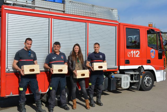 El parque de bomberos de Águilas se suma a la instalación de cajas-nido para vencejos