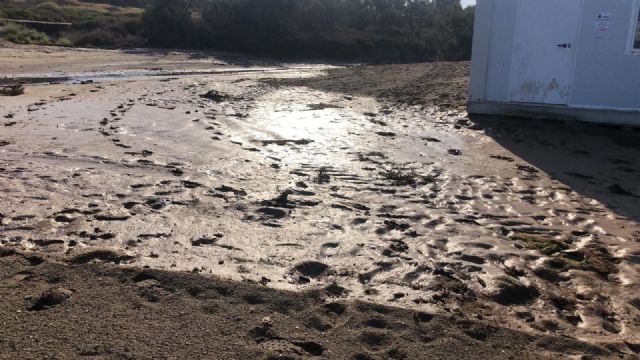 Las playas de Águilas comienzan a recuperar la normalidad tras las fuertes lluvias de ayer