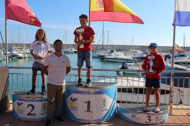 Escaso viento para empujar las velas en el Campeonato de Optimist del Puerto Deportivo Juan Montiel