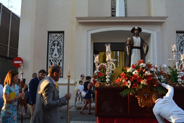 La imagen del apóstol Santiago procesiona por las calles de Águilas