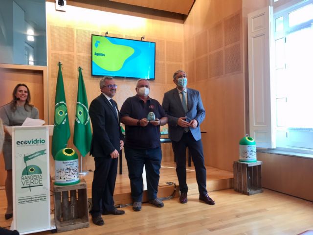 El ayuntamiento de Águilas recibe el galardón 'Iglú Verde' por su compromiso con la iniciativa Banderas Verdes
