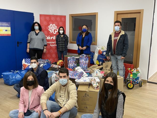 NNGG Águilas entrega a Cáritas la ropa y los juguetes recogidos en su campaña solidaria