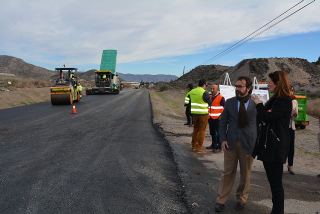 La alcaldesa de Águilas visita junto al consejero de Fomento las carreteras de la localidad en las que se están desarrollando trabajos de mejora