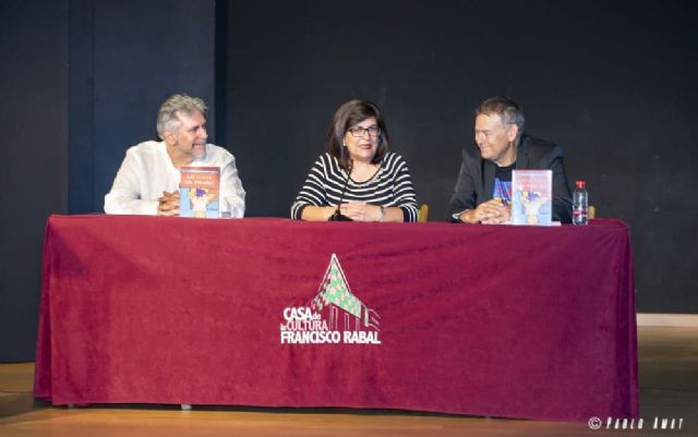 El escritor Francisco José Motos presenta en Águilas 'Las llaves del paraíso'
