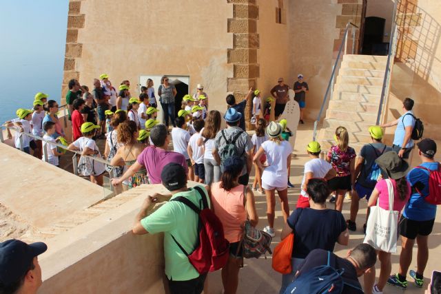 Un grupo de 38 niños asiste a la visita guiada al Castillo de la mano del arqueólogo municipal