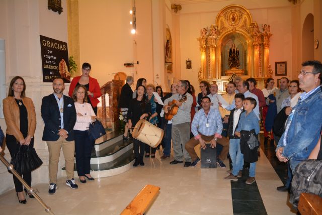 Los rocieros aguileños hacen entrega de un reconocimiento a la alcaldesa por su implicación en los actos celebrados con motivo del X aniversario de la Hermandad